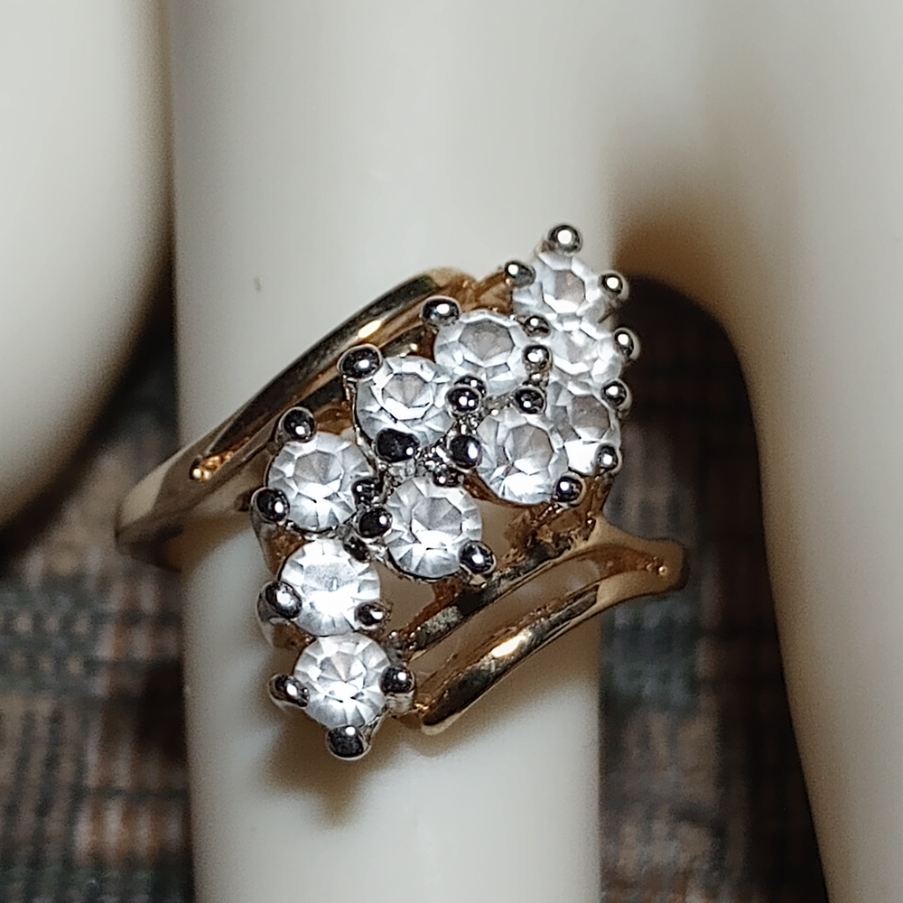 Elegant 18 K HGE Gold Cluster Ring